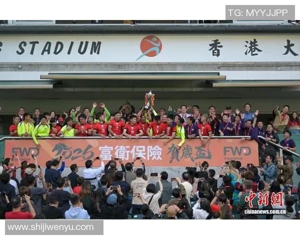 香港足球明星队齐聚一堂合影留念展现团结与拼搏精神 香港足球明星队齐聚一堂合影留念展现团结与拼搏精神