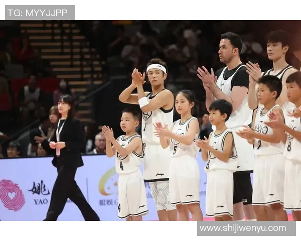明星与篮球明星的亲密接触背后故事揭秘与互动趣闻分享